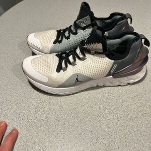 Jordan Men's Cream and Black Sneakers